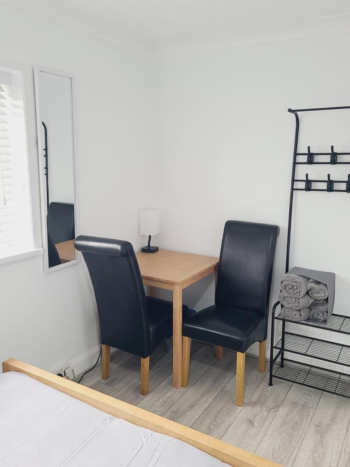 Roomz-Gatwick-London-Airport Parking-Travel Service Ifield 外观 照片