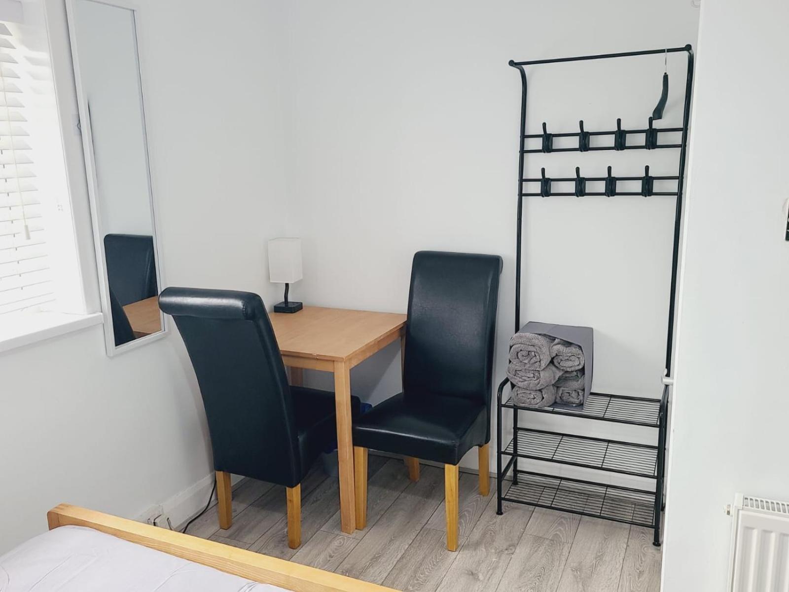Roomz-Gatwick-London-Airport Parking-Travel Service Ifield 外观 照片
