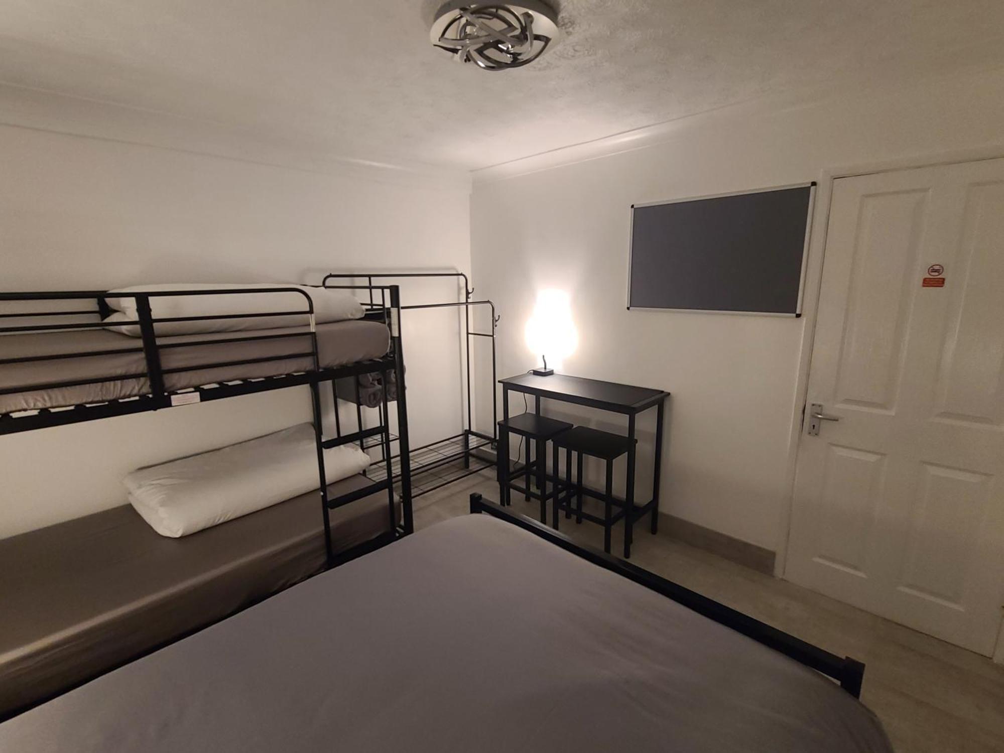 Roomz-Gatwick-London-Airport Parking-Travel Service Ifield 外观 照片