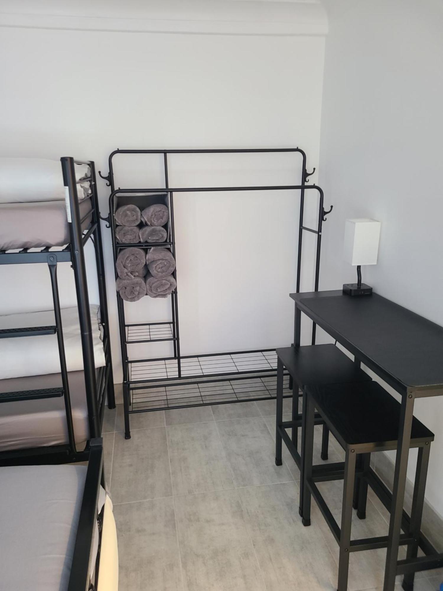 Roomz-Gatwick-London-Airport Parking-Travel Service Ifield 外观 照片