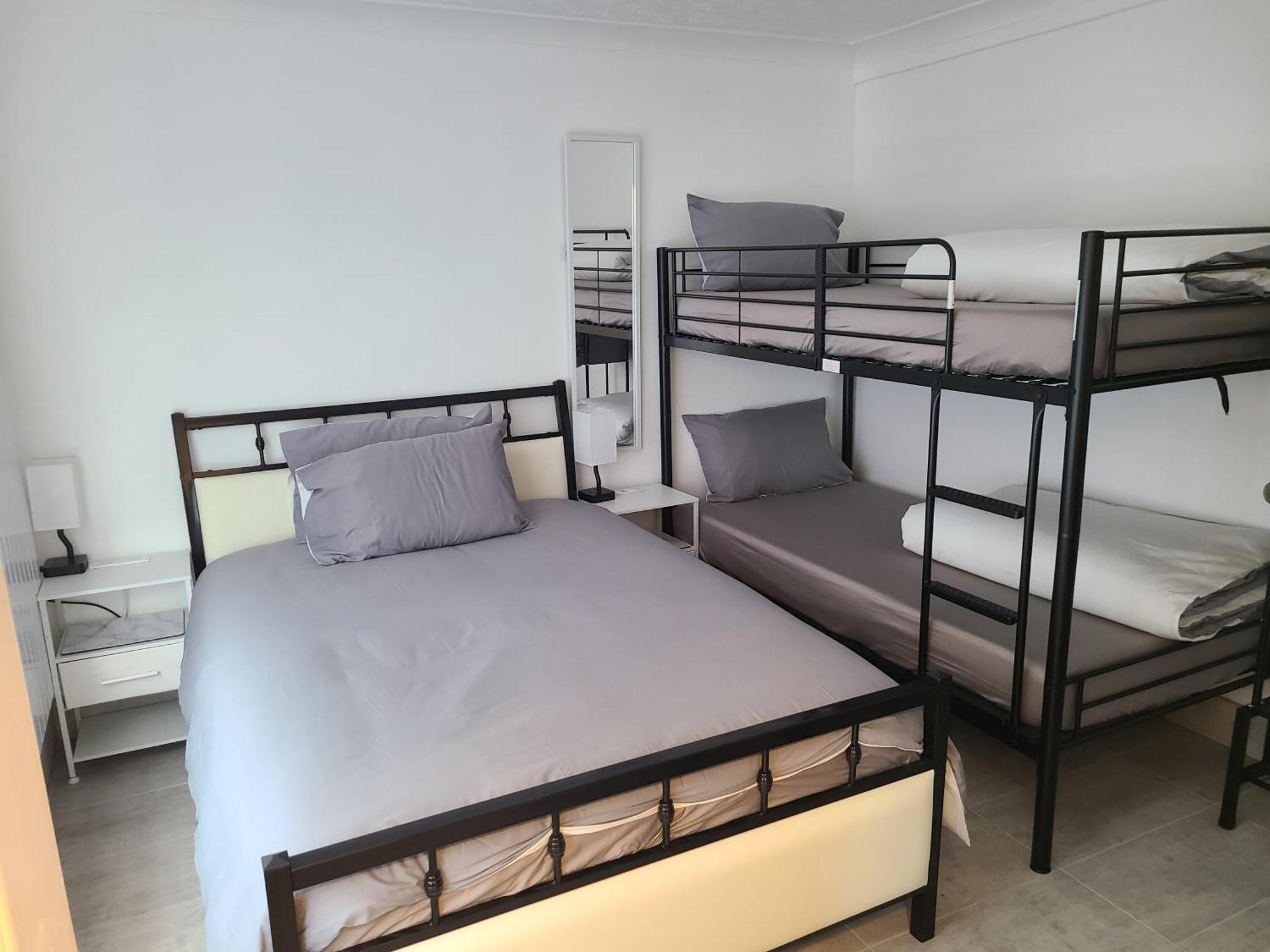 Roomz-Gatwick-London-Airport Parking-Travel Service Ifield 外观 照片